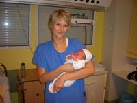 Hebamme Mariana Leßke mit Neugeborenem im Kreißsaal